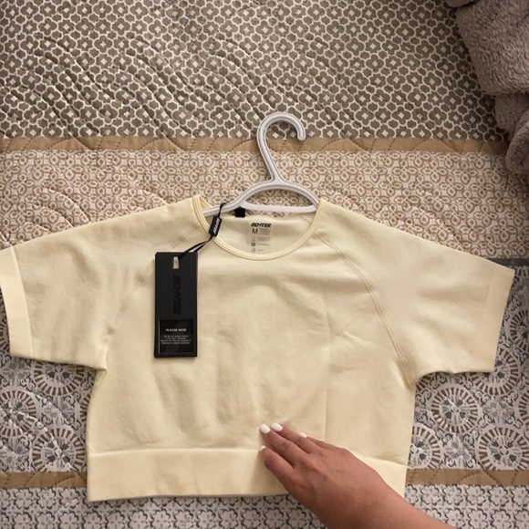 Bo+Tee Determined Seamless Crop top in cream - Picture 3 of 4